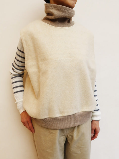 タートルネックプルオーバーベスト