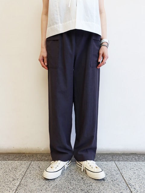 テーパードパンツ