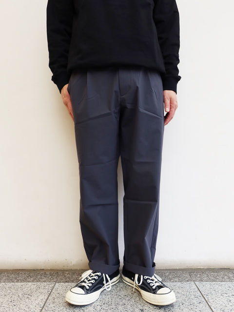 ONE TUCK TAPERED<br>LIGHT PANTS